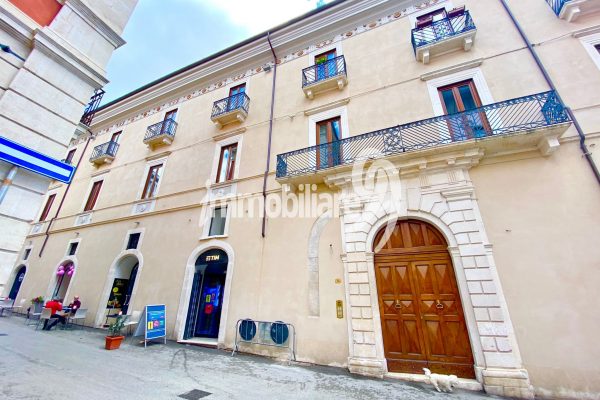 Centro storico: appartamento uso studio in affitto.