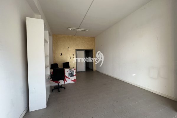 Pettino: locale commerciale fronte strada