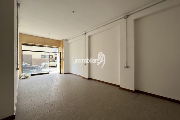 Pettino: locale commerciale fronte strada