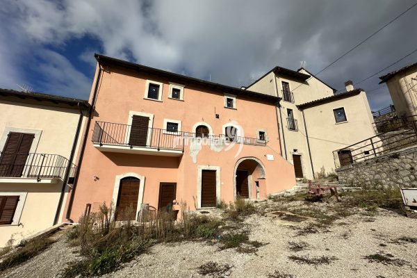 Roio Poggio: semi indipendente ristrutturato.