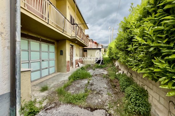 Paganica: cielo terra di ampia metratura COMPLETAMENTE DA RISTRUTTURARE.