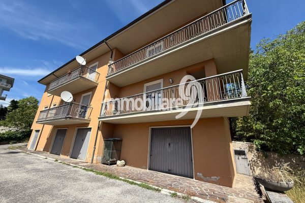 Colle Pretara, Via Aldo Moro – Porzione Indipendente con 3 Appartamenti, Giardino e Ampio garage