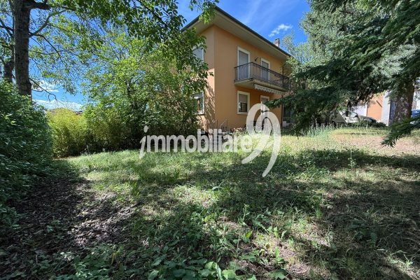 Colle Pretara, Via Aldo Moro : Appartamento con Giardino e ampio garage a due passi dal Centro