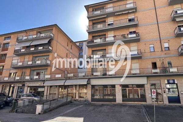 Via Strinella: locale commerciale con parcheggio privato.