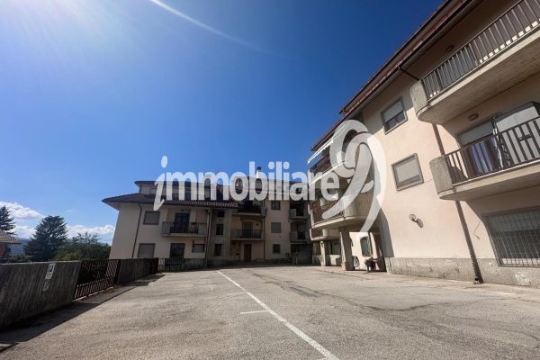 Pizzoli: mansarda con cantina e posto auto esterno